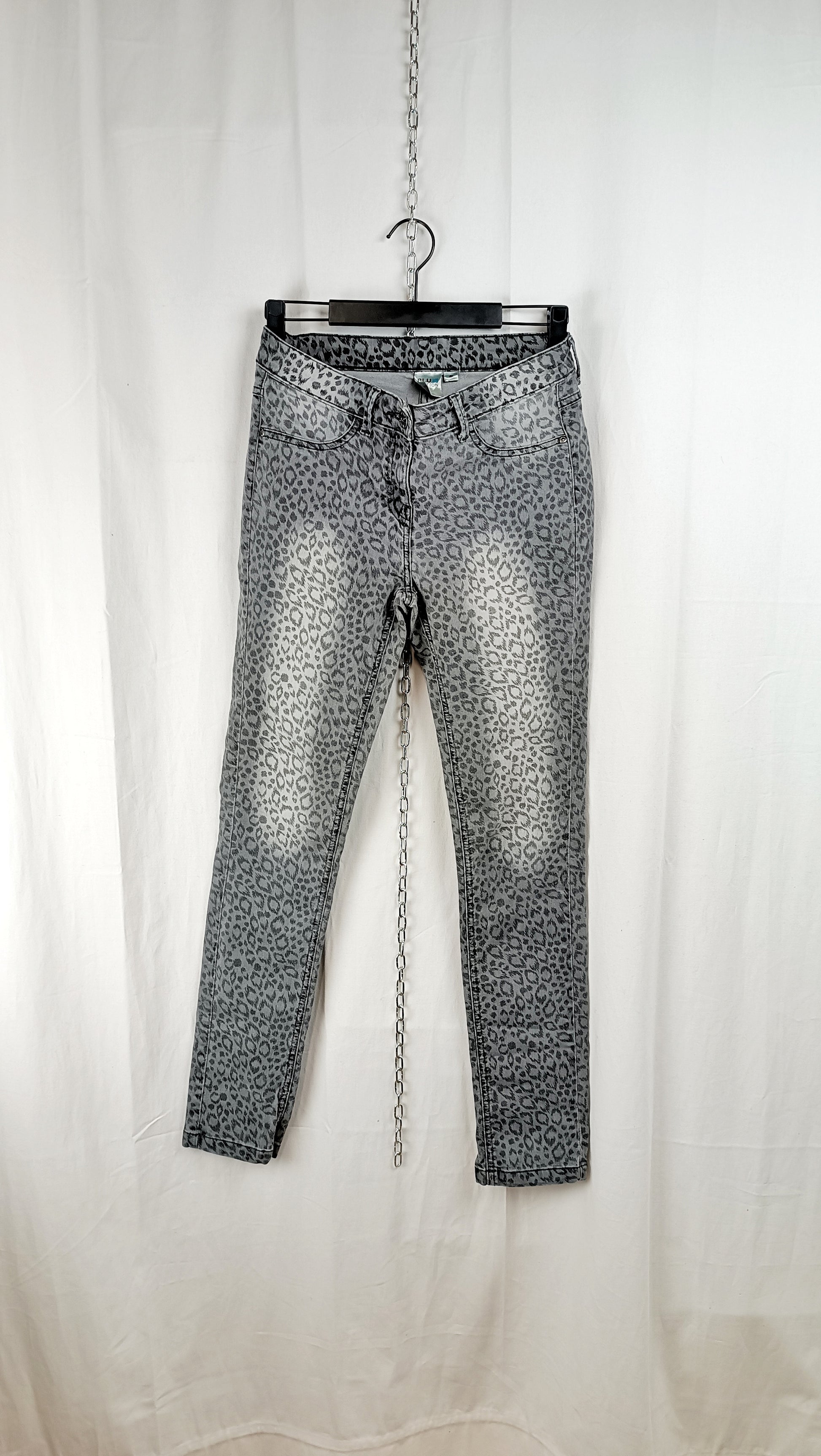 Leoprint Denim Jeans vor dem Upcycling zur Crossbody Bag