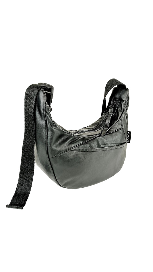 Schwarze Crossbody Bag aus veganem Lederimitat, handgemachtes Upcycling-Unikat von Wallawalla Berlin