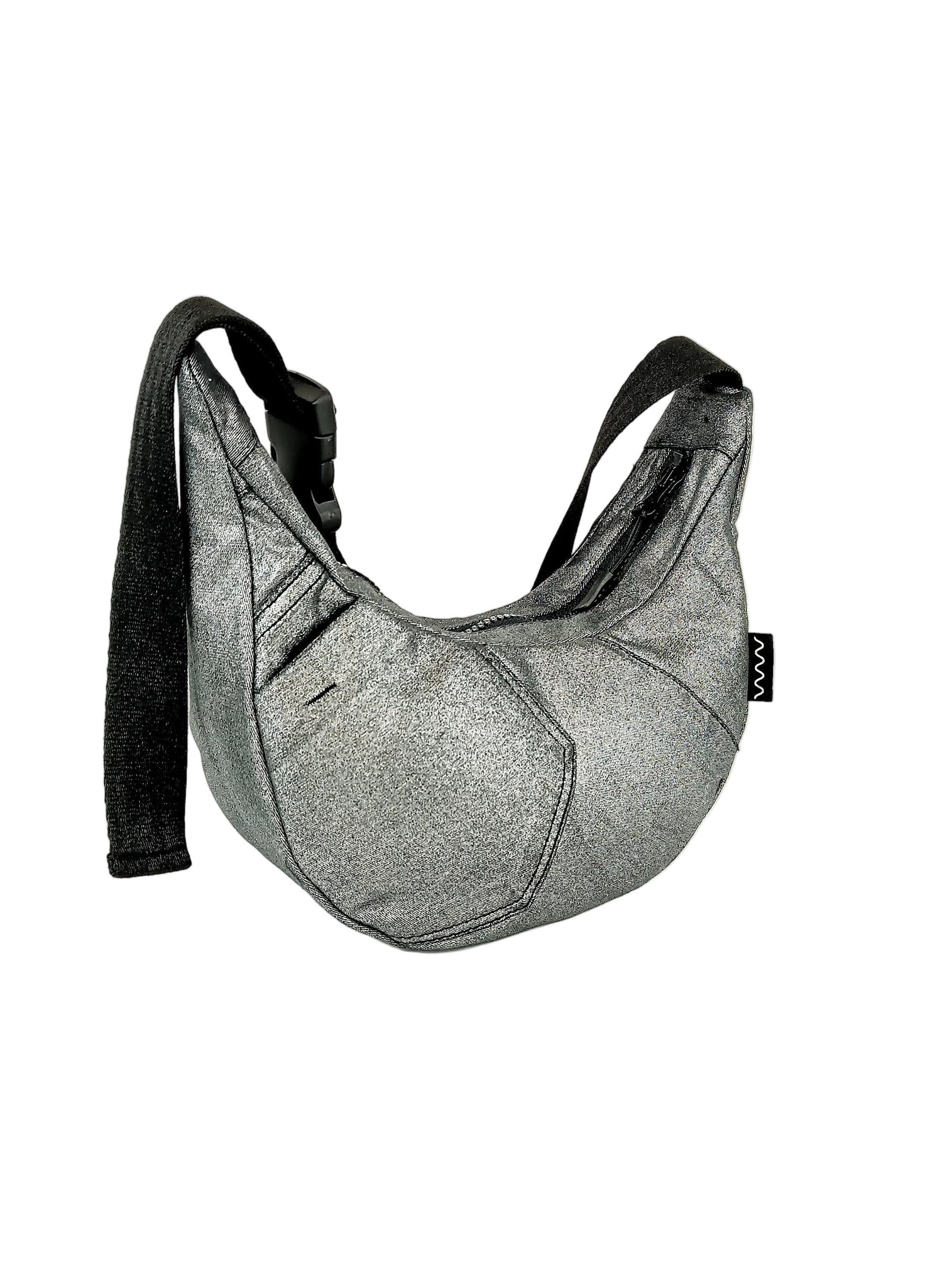 Silber schimmernde Crossbody Bag aus Denim, handgemachtes Upcycling-Unikat von Wallawalla Berlin