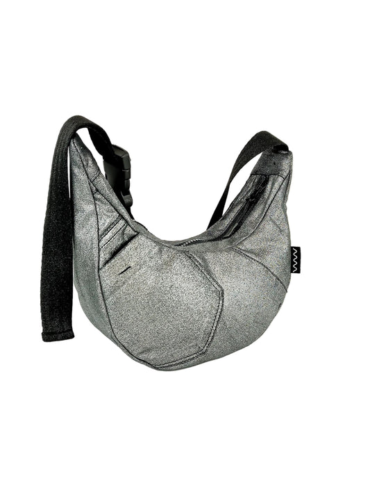 Silber schimmernde Crossbody Bag aus Denim, handgemachtes Upcycling-Unikat von Wallawalla Berlin