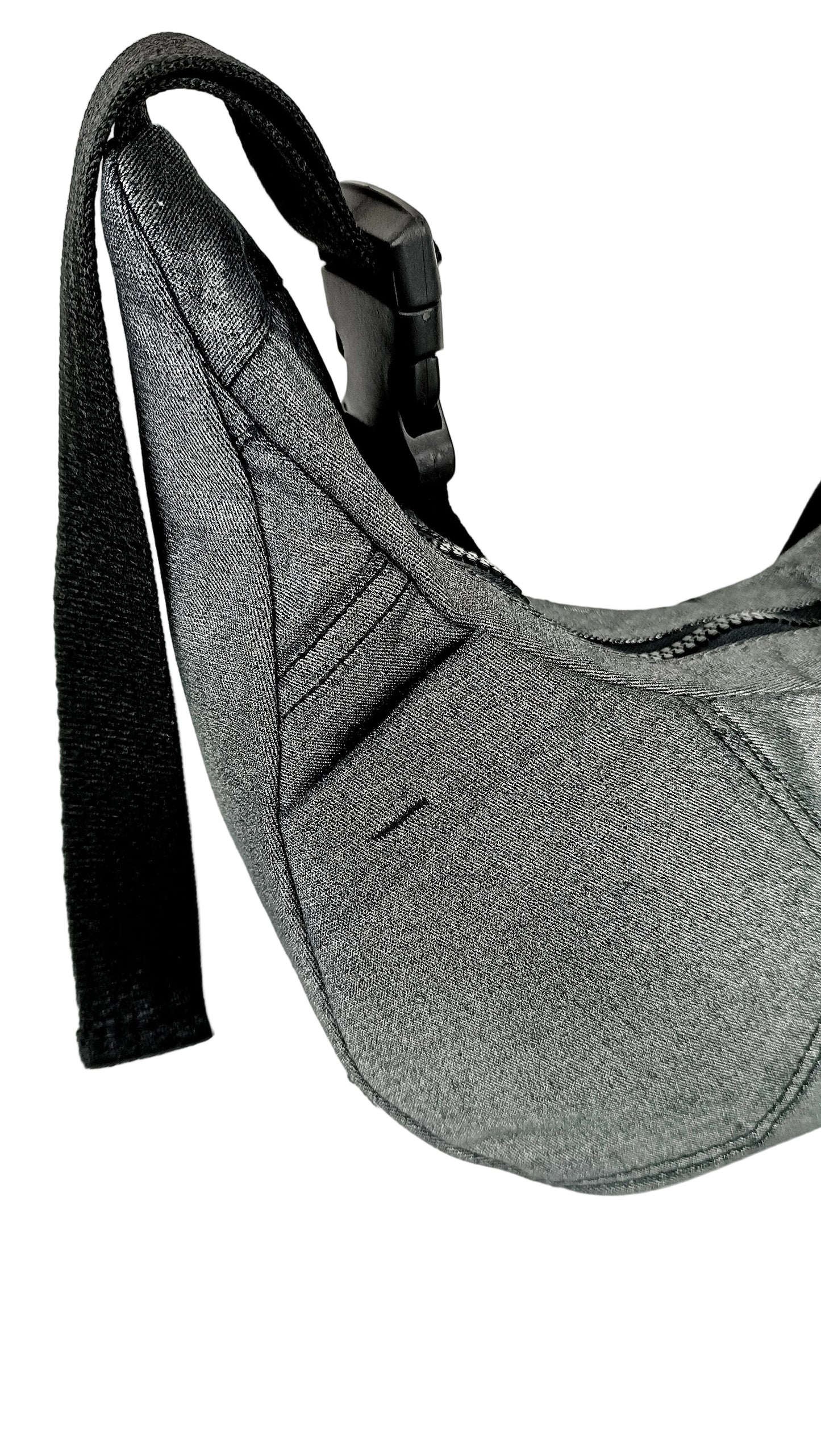Detailanasicht silber schimmernde Crossbody Bag aus Denim, handgemachtes Upcycling-Unikat von Wallawalla Berlin
