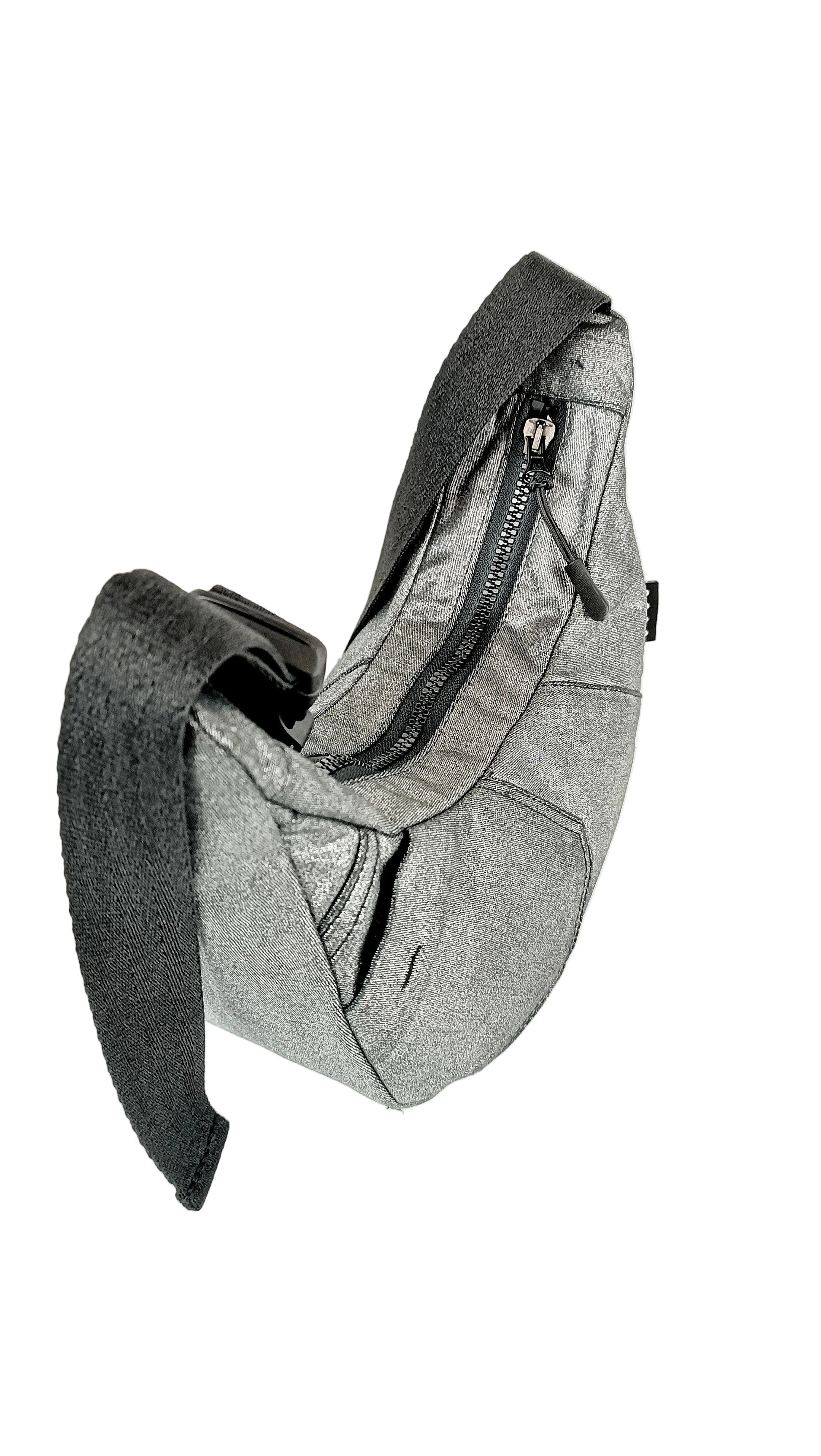 Reißverschlussansicht silber schimmernde Crossbody Bag aus Denim, handgemachtes Upcycling-Unikat von Wallawalla Berlin
