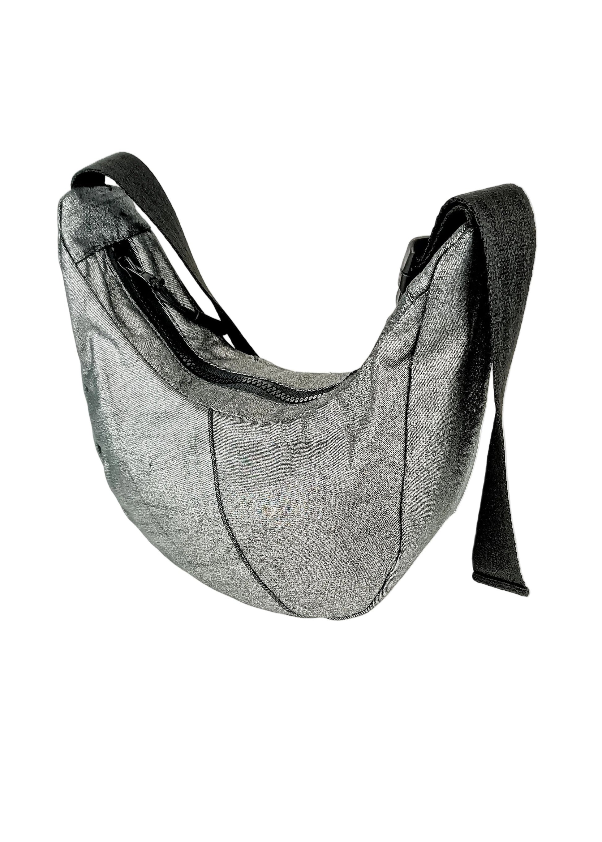 Rückenansicht silber schimmernde Crossbody Bag aus Denim, handgemachtes Upcycling-Unikat von Wallawalla Berlin