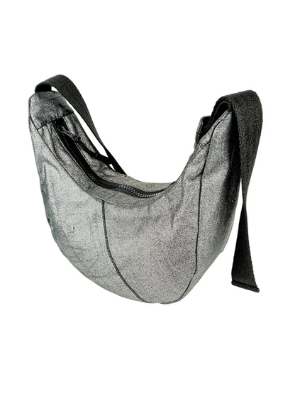 Rückenansicht silber schimmernde Crossbody Bag aus Denim, handgemachtes Upcycling-Unikat von Wallawalla Berlin