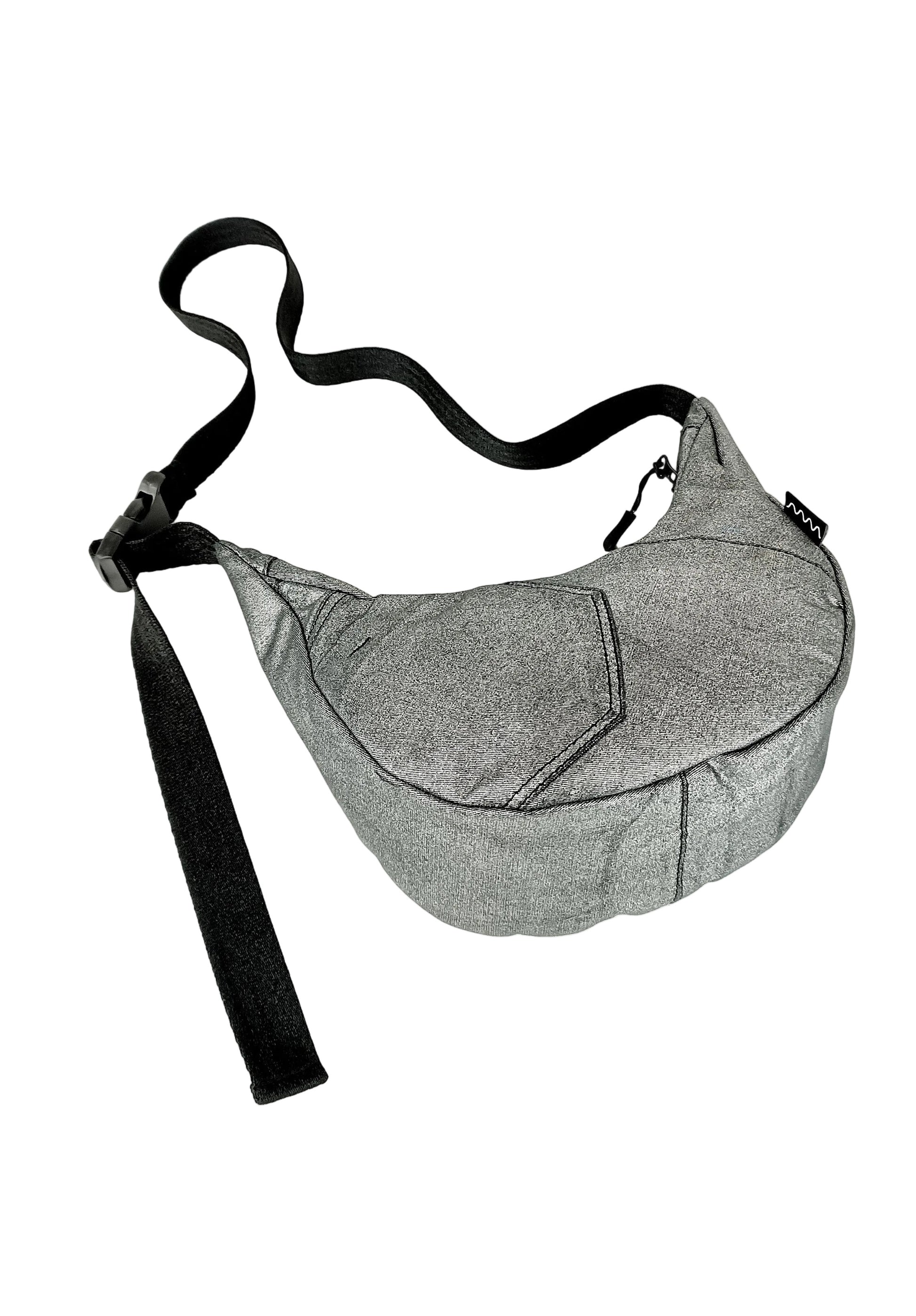 Bodenansicht silber schimmernde Crossbody Bag aus Denim, handgemachtes Upcycling-Unikat von Wallawalla Berlin