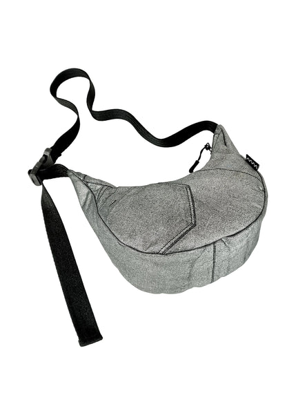 Bodenansicht silber schimmernde Crossbody Bag aus Denim, handgemachtes Upcycling-Unikat von Wallawalla Berlin