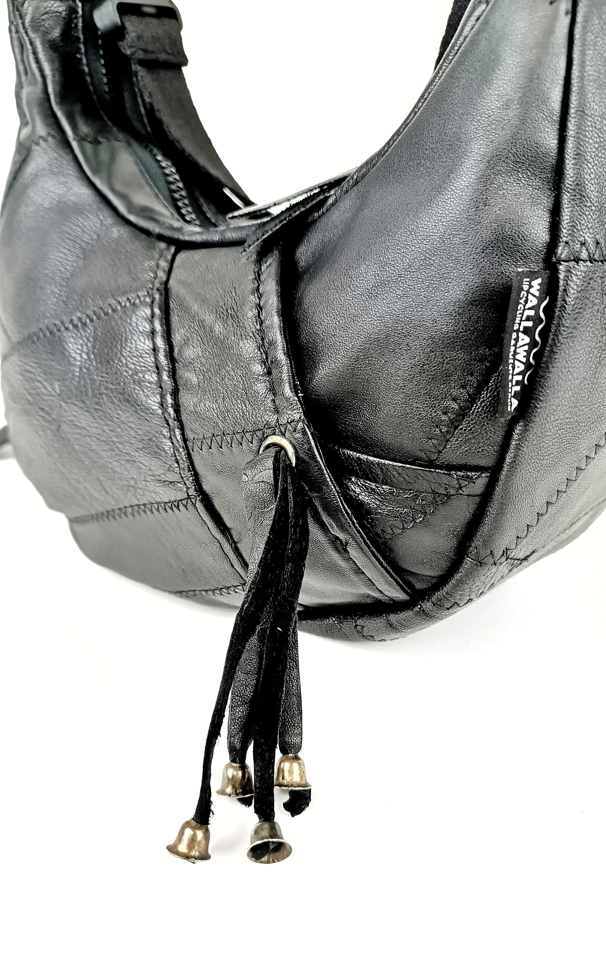 Detailansicht Außentasche Schwarze Patchwork Crossbody Bag aus Leder, handgemachtes Upcycling-Unikat von Wallawalla 