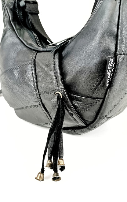 Detailansicht Außentasche Schwarze Patchwork Crossbody Bag aus Leder, handgemachtes Upcycling-Unikat von Wallawalla 