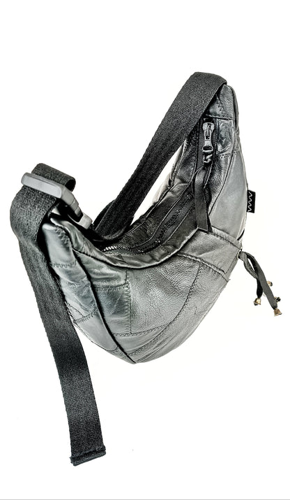 Draufsicht Reißverschluss schwarze Patchwork Crossbody Bag aus Leder, handgemachtes Upcycling-Unikat von Wallawalla 
