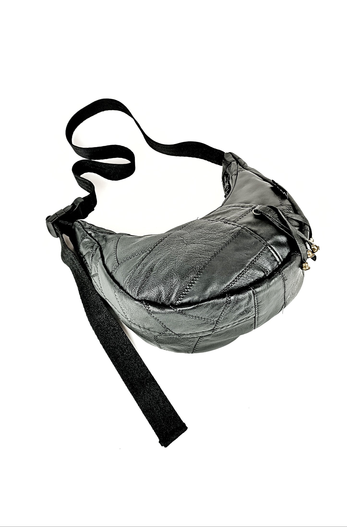 Von Unten schwarze Patchwork Crossbody Bag aus Leder, handgemachtes Upcycling-Unikat von Wallawalla 