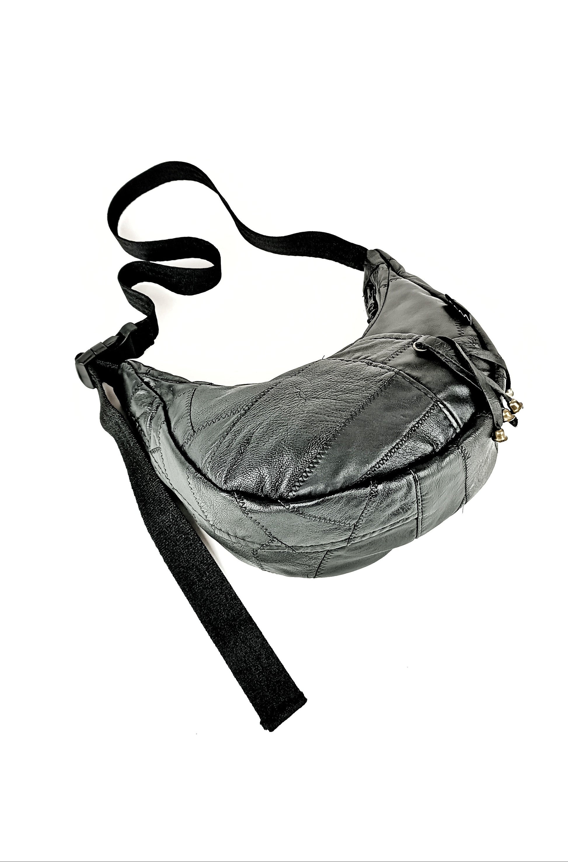 Von Unten schwarze Patchwork Crossbody Bag aus Leder, handgemachtes Upcycling-Unikat von Wallawalla 