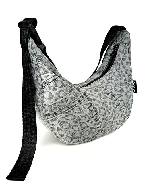 Leoprint Crossbody Bag aus Denim, handgemachtes Upcycling-Unikat von Wallawalla Berlin