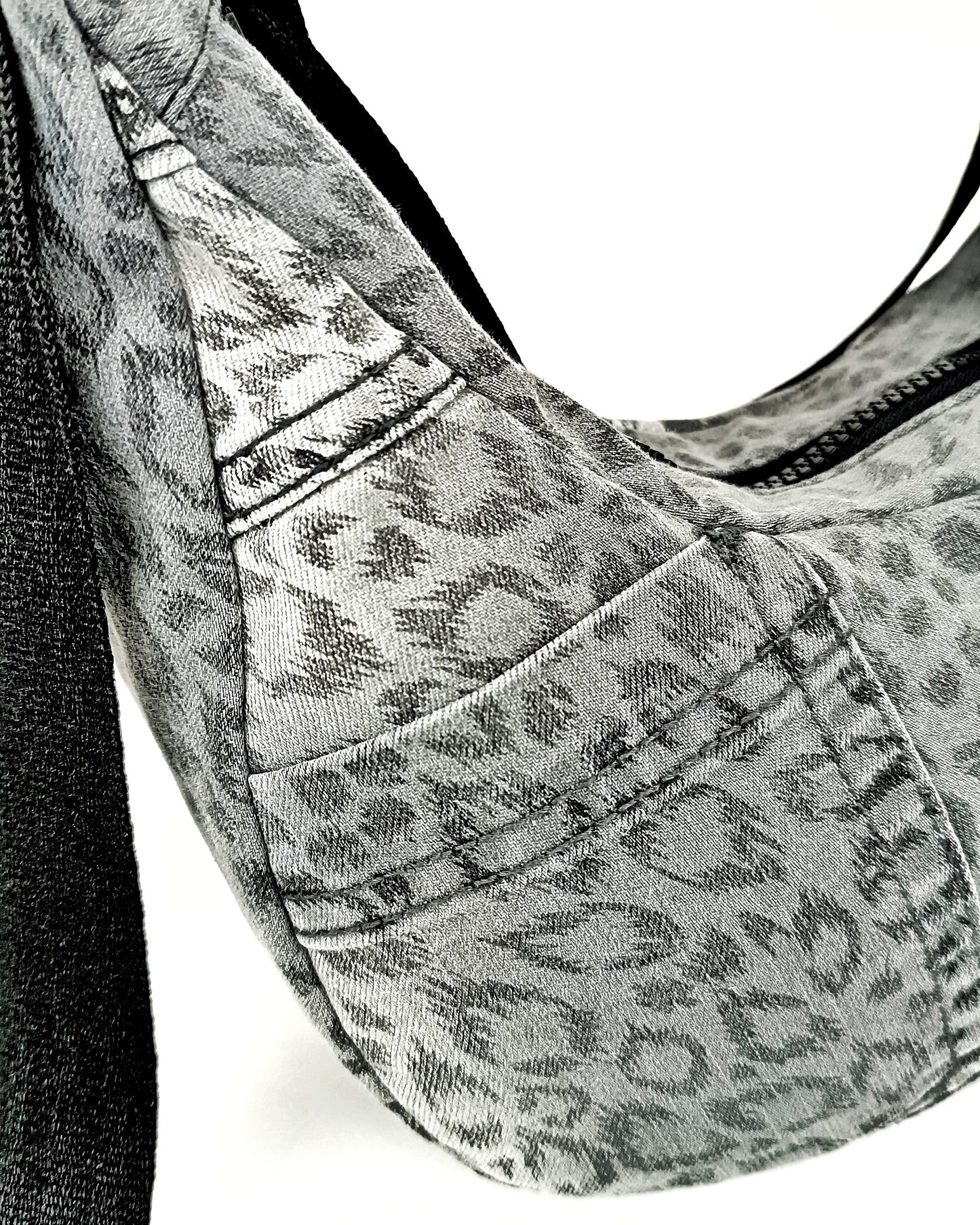 Detailansicht Außentasche Leoprint Crossbody Bag aus Denim, handgemachtes Upcycling-Unikat von Wallawalla Berlin