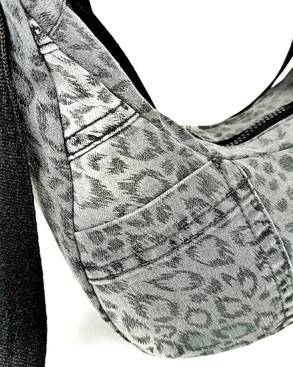 Detailansicht Außentasche Leoprint Crossbody Bag aus Denim, handgemachtes Upcycling-Unikat von Wallawalla Berlin