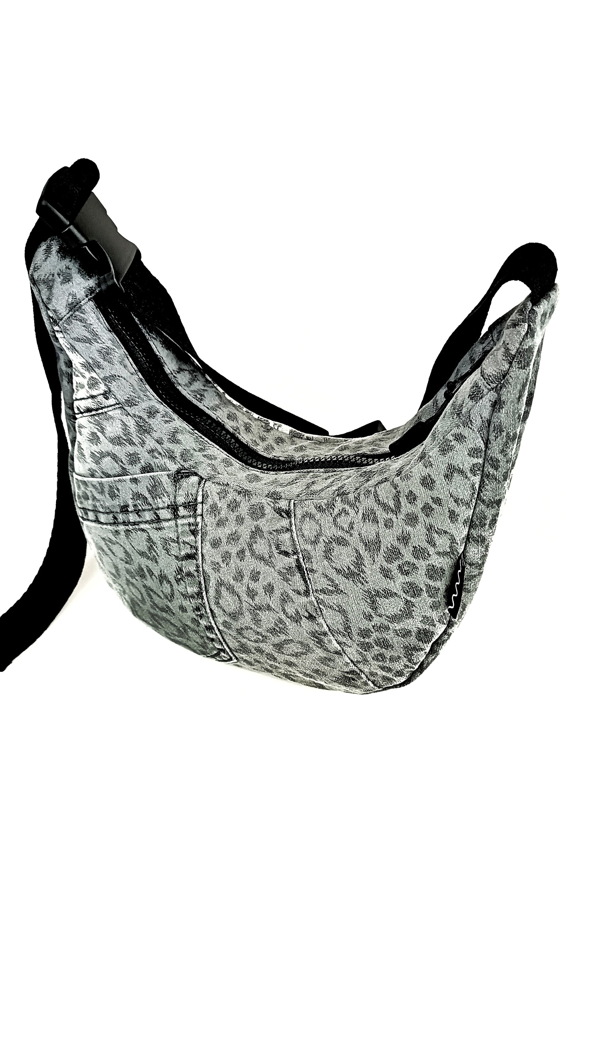 Seitenansicht Leoprint Crossbody Bag aus Denim, handgemachtes Upcycling-Unikat von Wallawalla Berlin