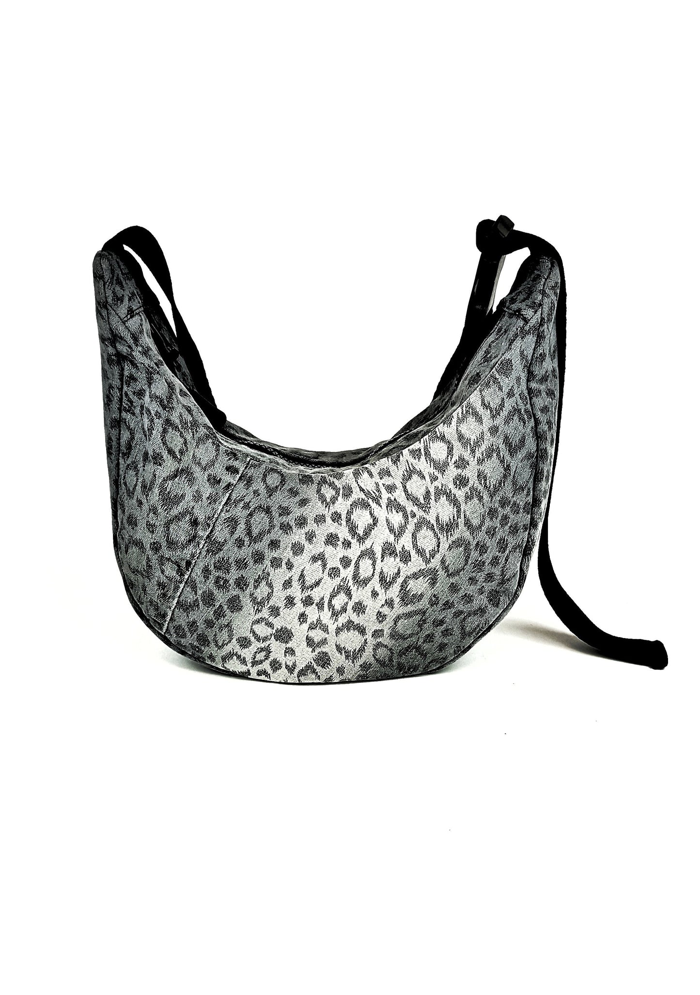 Rückenansicht Leoprint Crossbody Bag aus Denim, handgemachtes Upcycling-Unikat von Wallawalla Berlin