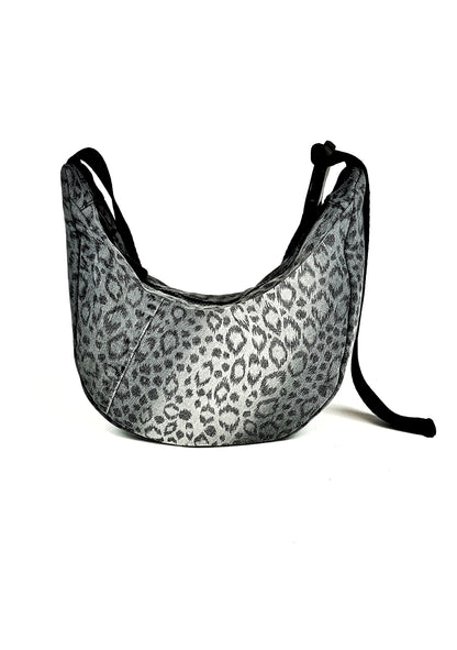 Rückenansicht Leoprint Crossbody Bag aus Denim, handgemachtes Upcycling-Unikat von Wallawalla Berlin