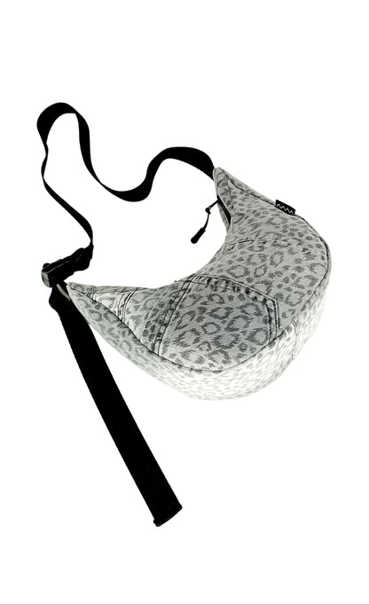 Leoprint Crossbody Bag aus Denim, handgemachtes Upcycling-Unikat von Wallawalla Berlin