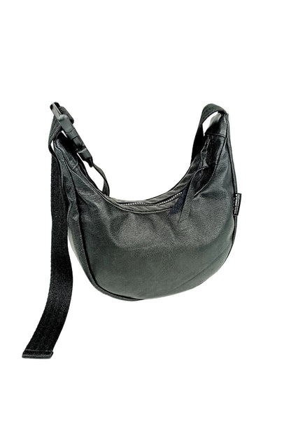 Schwarze Crossbody Bag aus Glattleder mit Struktur, handgemachtes Upcycling-Unikat von Wallawalla Berlin