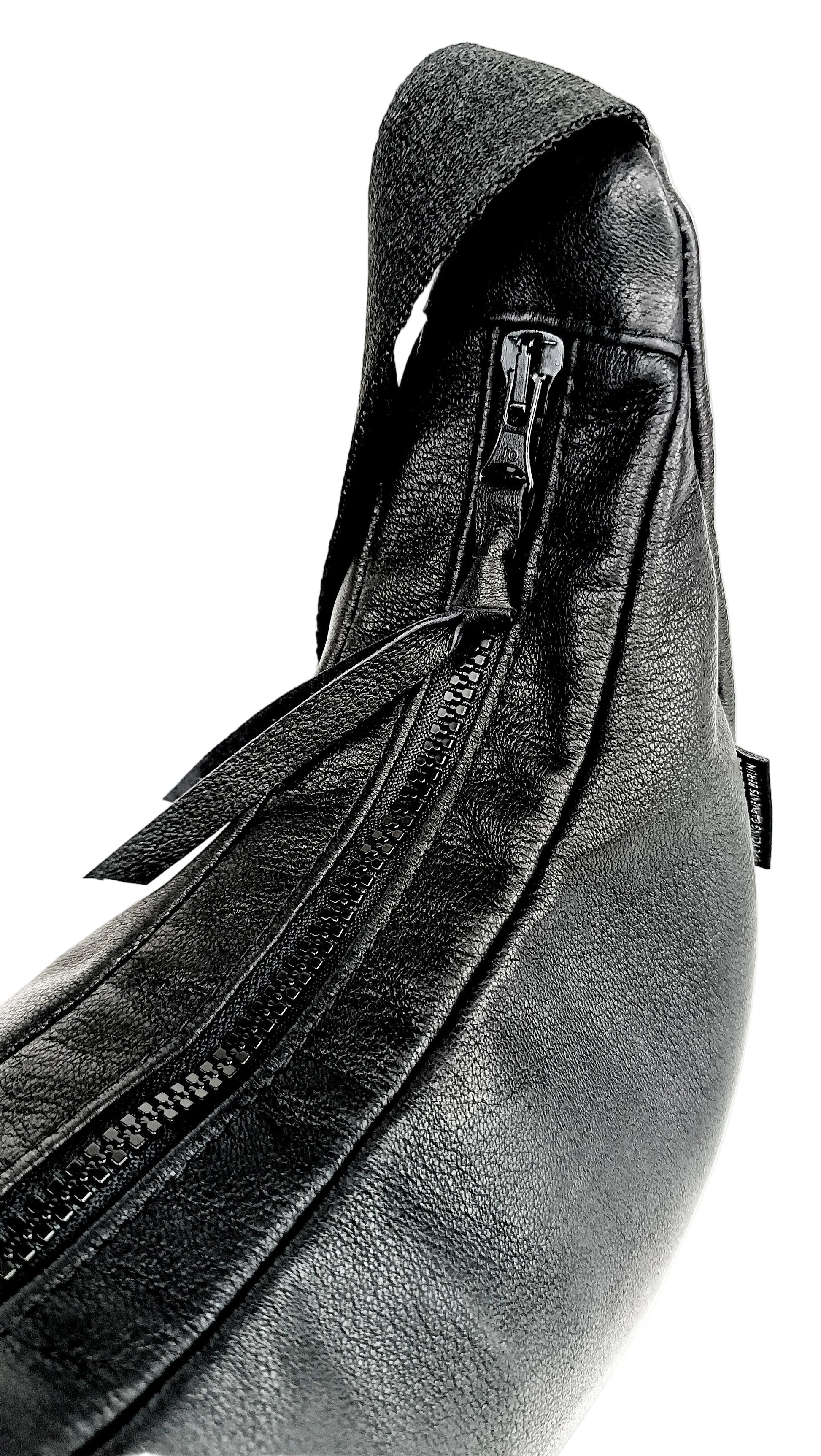 Detailansicht schwarze Crossbody Bag aus Glattleder mit Struktur, handgemachtes Upcycling-Unikat von Wallawalla Berlin