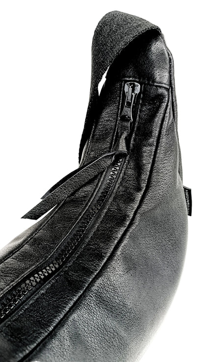 Detailansicht schwarze Crossbody Bag aus Glattleder mit Struktur, handgemachtes Upcycling-Unikat von Wallawalla Berlin