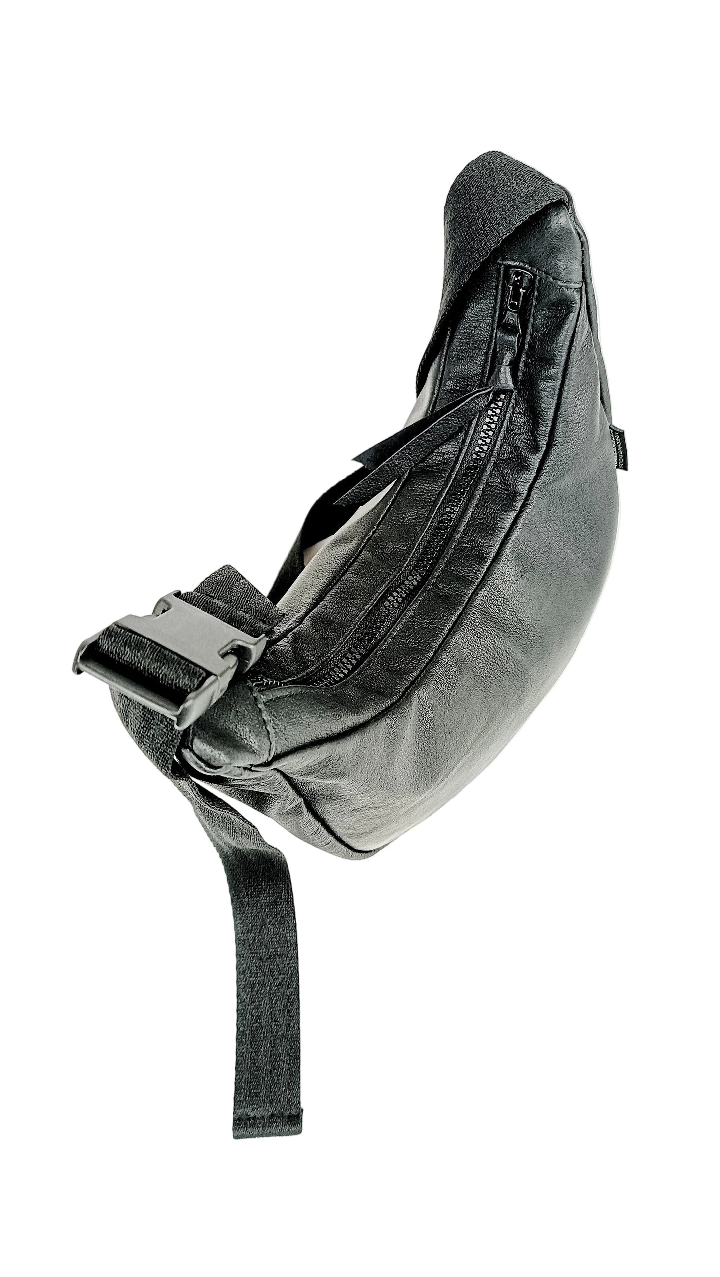 Draufsicht schwarze Crossbody Bag aus Glattleder mit Struktur, handgemachtes Upcycling-Unikat von Wallawalla Berlin