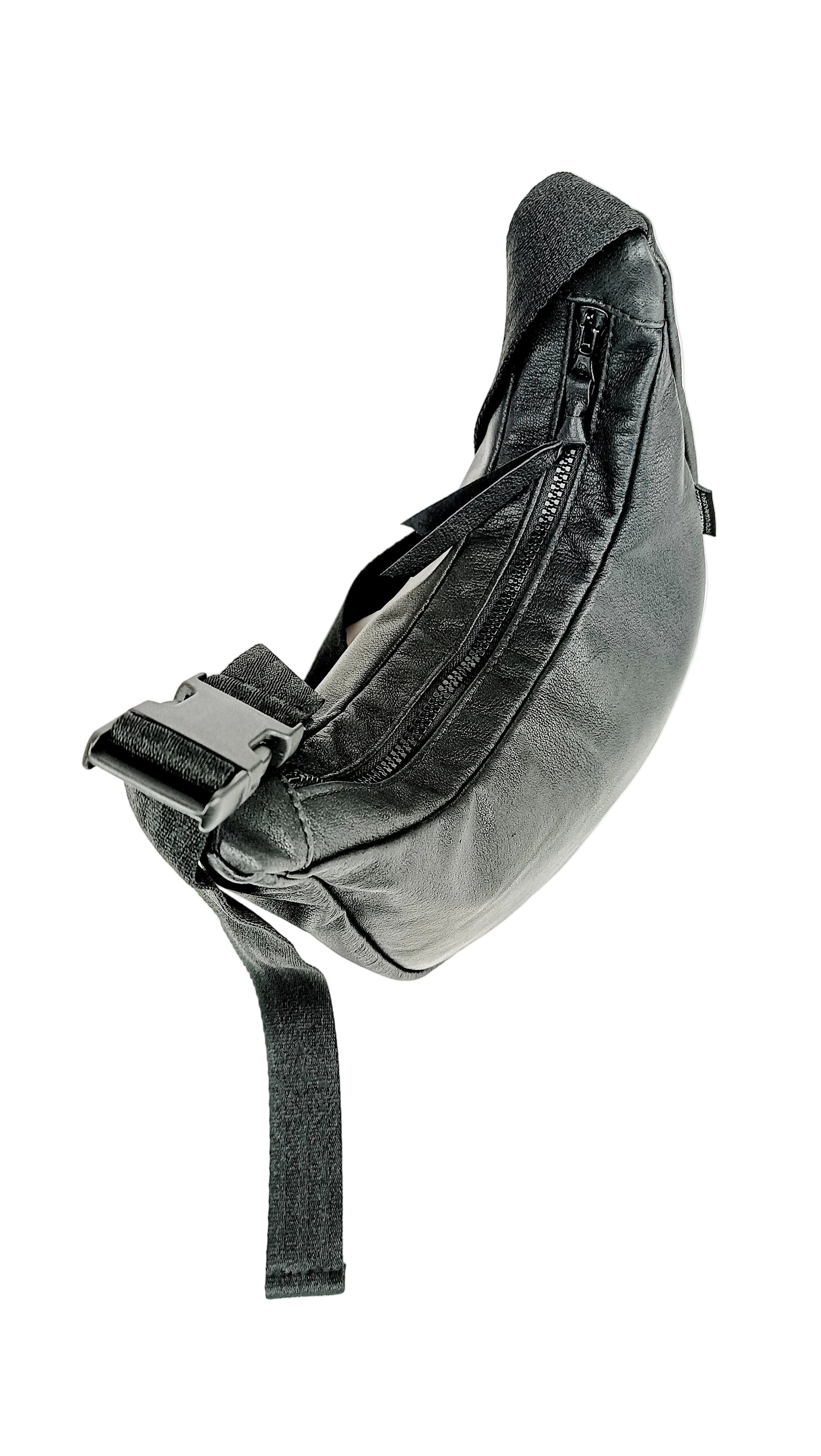 Draufsicht schwarze Crossbody Bag aus Glattleder mit Struktur, handgemachtes Upcycling-Unikat von Wallawalla Berlin