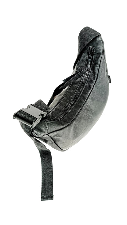 Draufsicht schwarze Crossbody Bag aus Glattleder mit Struktur, handgemachtes Upcycling-Unikat von Wallawalla Berlin