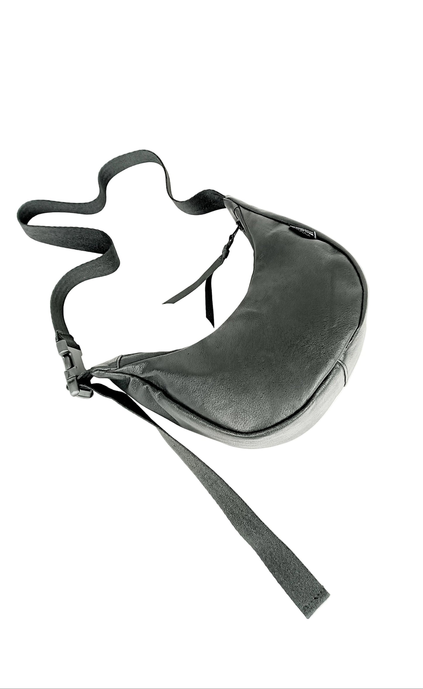 Von Unten schwarze Crossbody Bag aus Glattleder mit Struktur, handgemachtes Upcycling-Unikat von Wallawalla Berlin