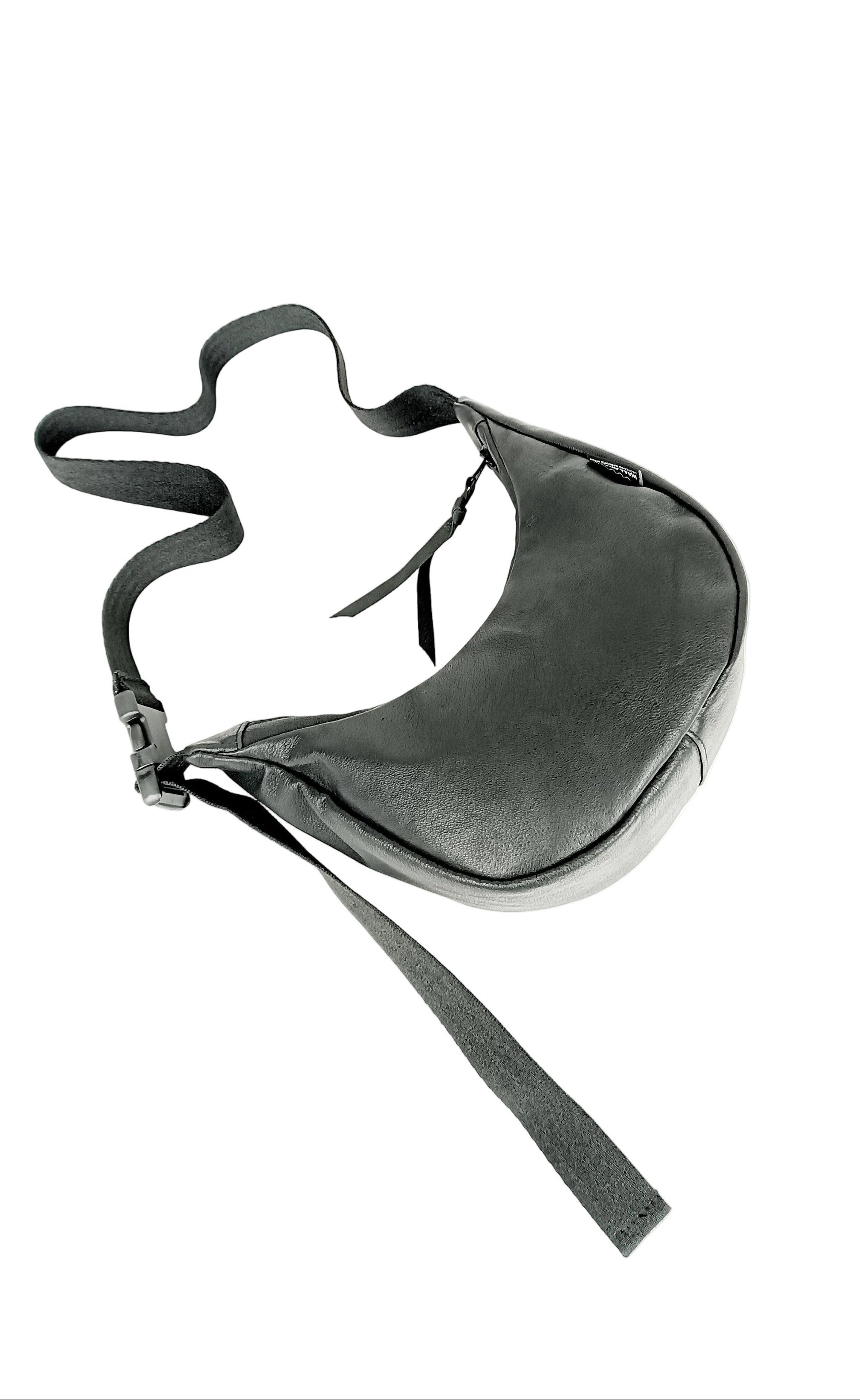 Von Unten schwarze Crossbody Bag aus Glattleder mit Struktur, handgemachtes Upcycling-Unikat von Wallawalla Berlin