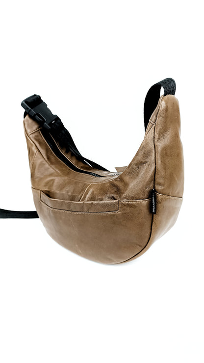 Seitliche Ansicht braune Crossbody Bag aus Glattleder, handgemachtes Upcycling-Unikat von Wallawalla Berlin