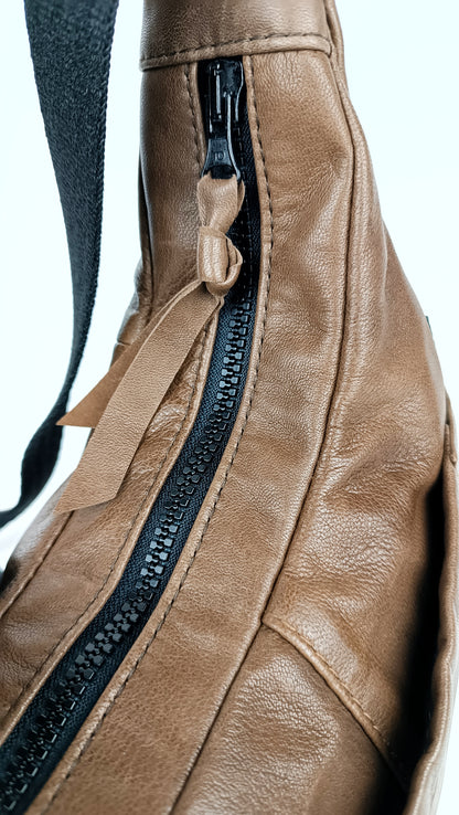 Detailansicht Reißverschluss braune Crossbody Bag aus Glattleder, handgemachtes Upcycling-Unikat von Wallawalla Berlin