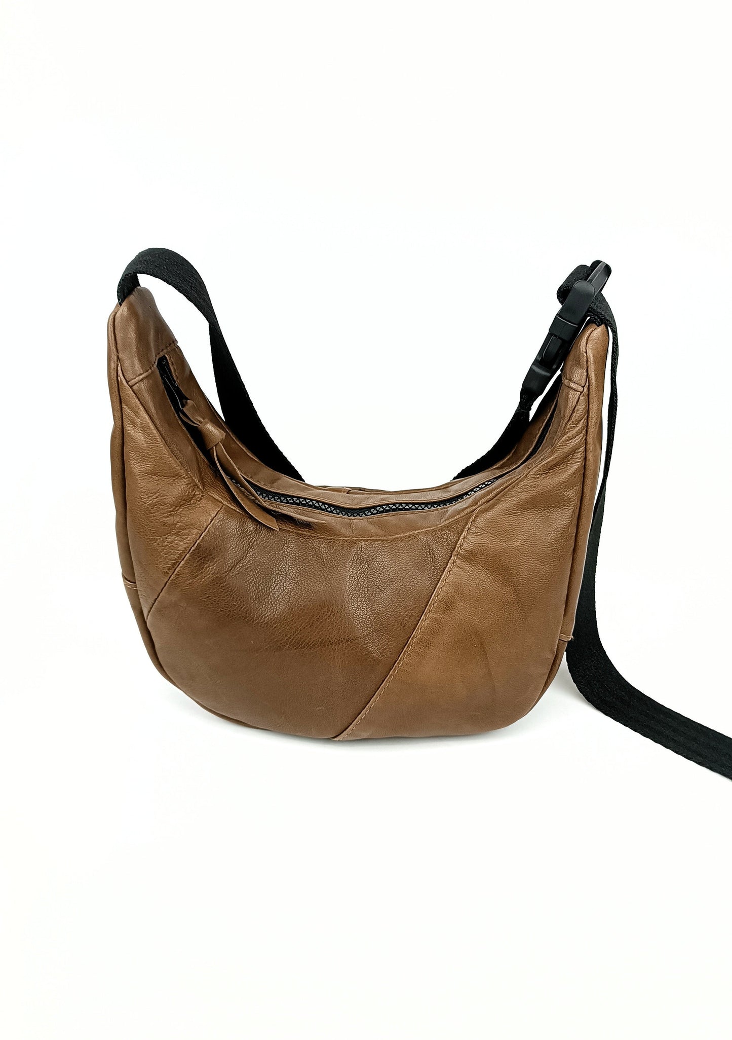 Rückenansicht Braune Crossbody Bag aus Glattleder, handgemachtes Upcycling-Unikat von Wallawalla Berlin