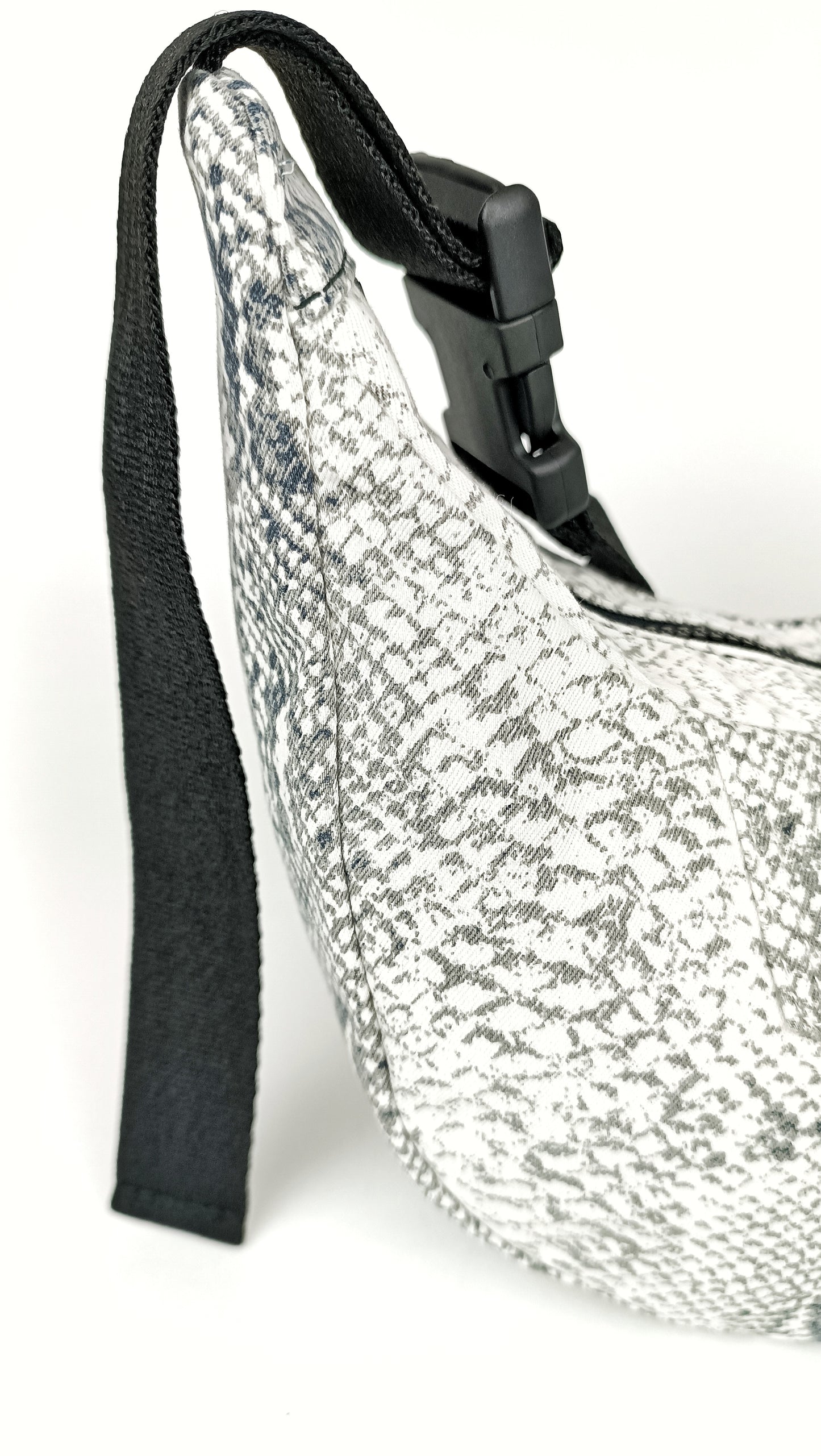 Detailansicht Snakeprint Crossbody Bag  aus Denim, handgemachtes Upcycling-Unikat von Wallawalla Berlin