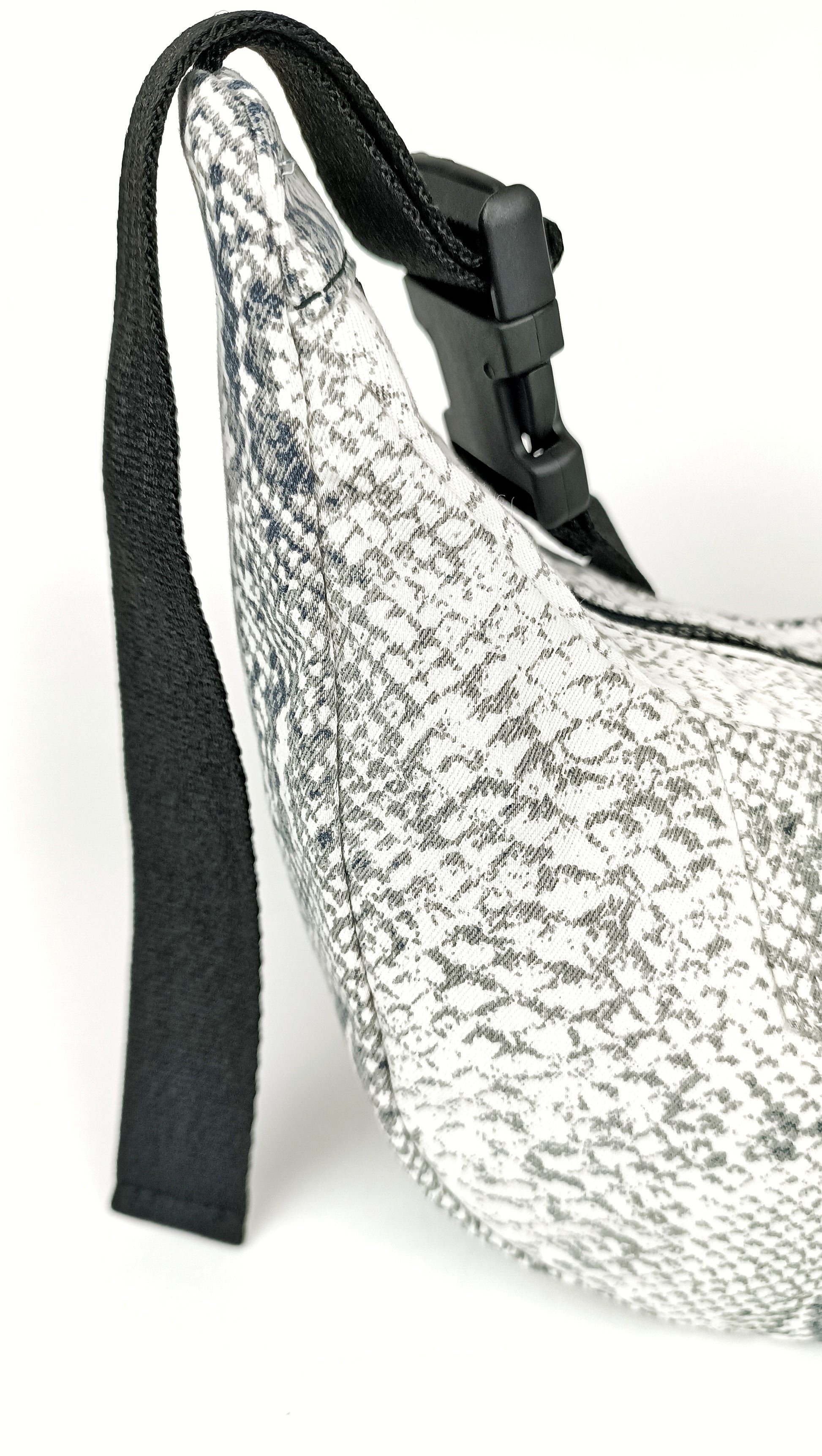 Detailansicht Snakeprint Crossbody Bag  aus Denim, handgemachtes Upcycling-Unikat von Wallawalla Berlin