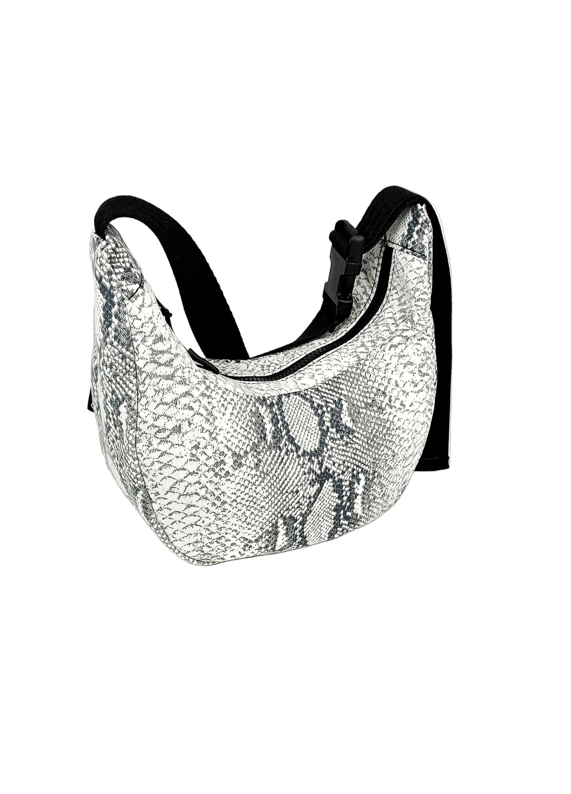 Snakeprint Crossbody Bag  aus Denim, handgemachtes Upcycling-Unikat von Wallawalla Berlin