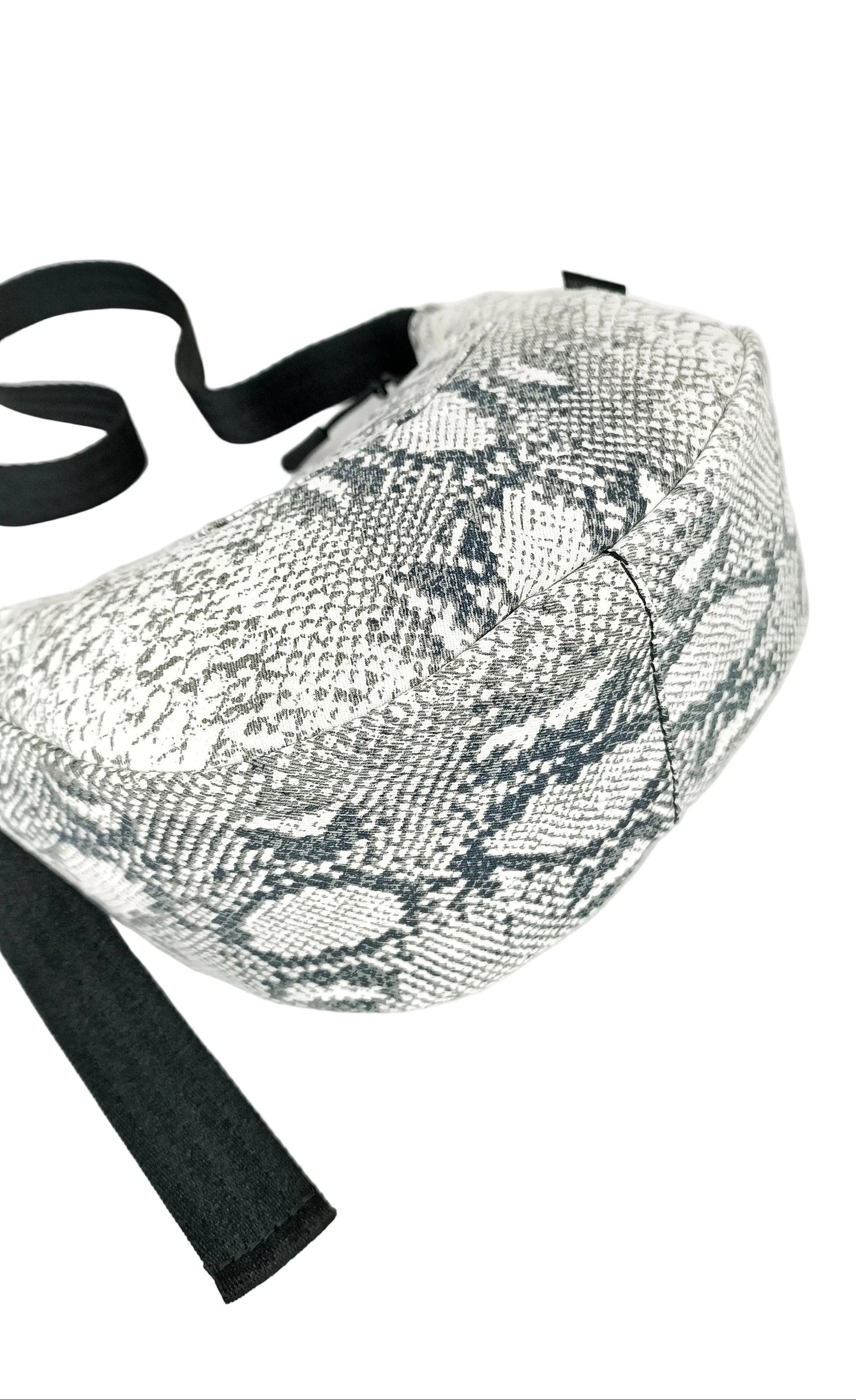 Bodenansicht Snakeprint Crossbody Bag  aus Denim, handgemachtes Upcycling-Unikat von Wallawalla Berlin