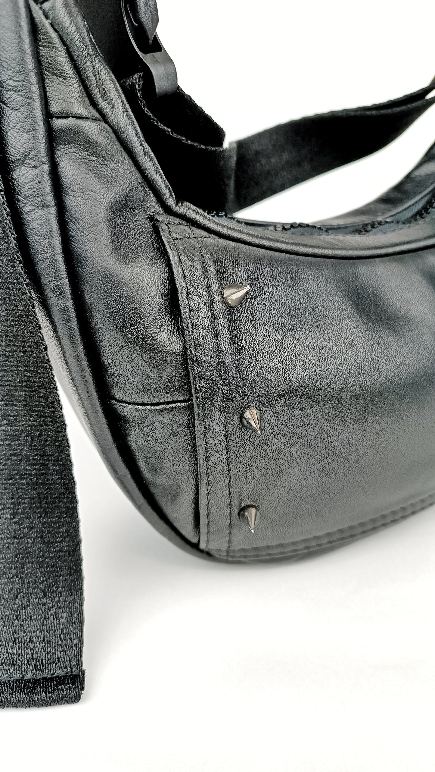 Detailanasicht schwarze Two-Way bag mit Nieten, handgemachtes Upcycling-Unikat von Wallawalla Berlin