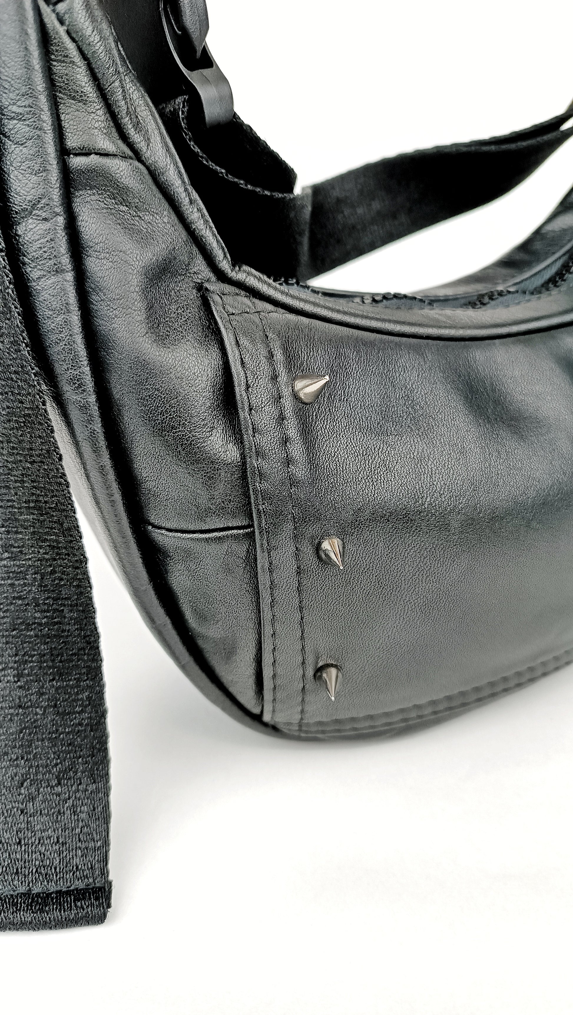 Detailanasicht schwarze Two-Way bag mit Nieten, handgemachtes Upcycling-Unikat von Wallawalla Berlin