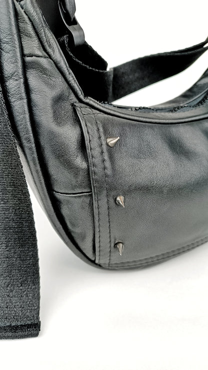 Detailanasicht schwarze Two-Way bag mit Nieten, handgemachtes Upcycling-Unikat von Wallawalla Berlin