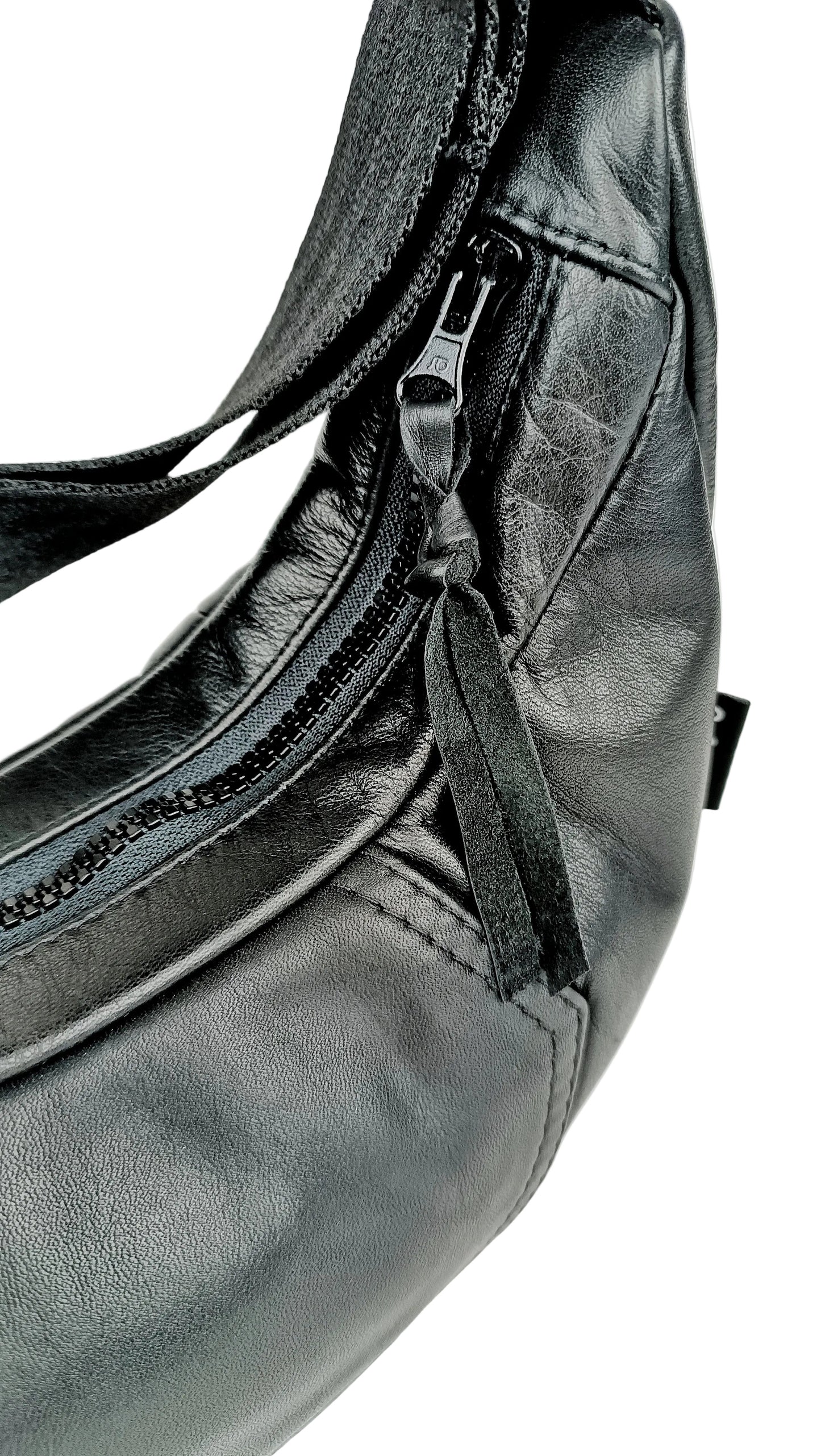 Detailansicht Reißverschluss schwarze Two-Way bag mit Nieten, handgemachtes Upcycling-Unikat von Wallawalla Berlin