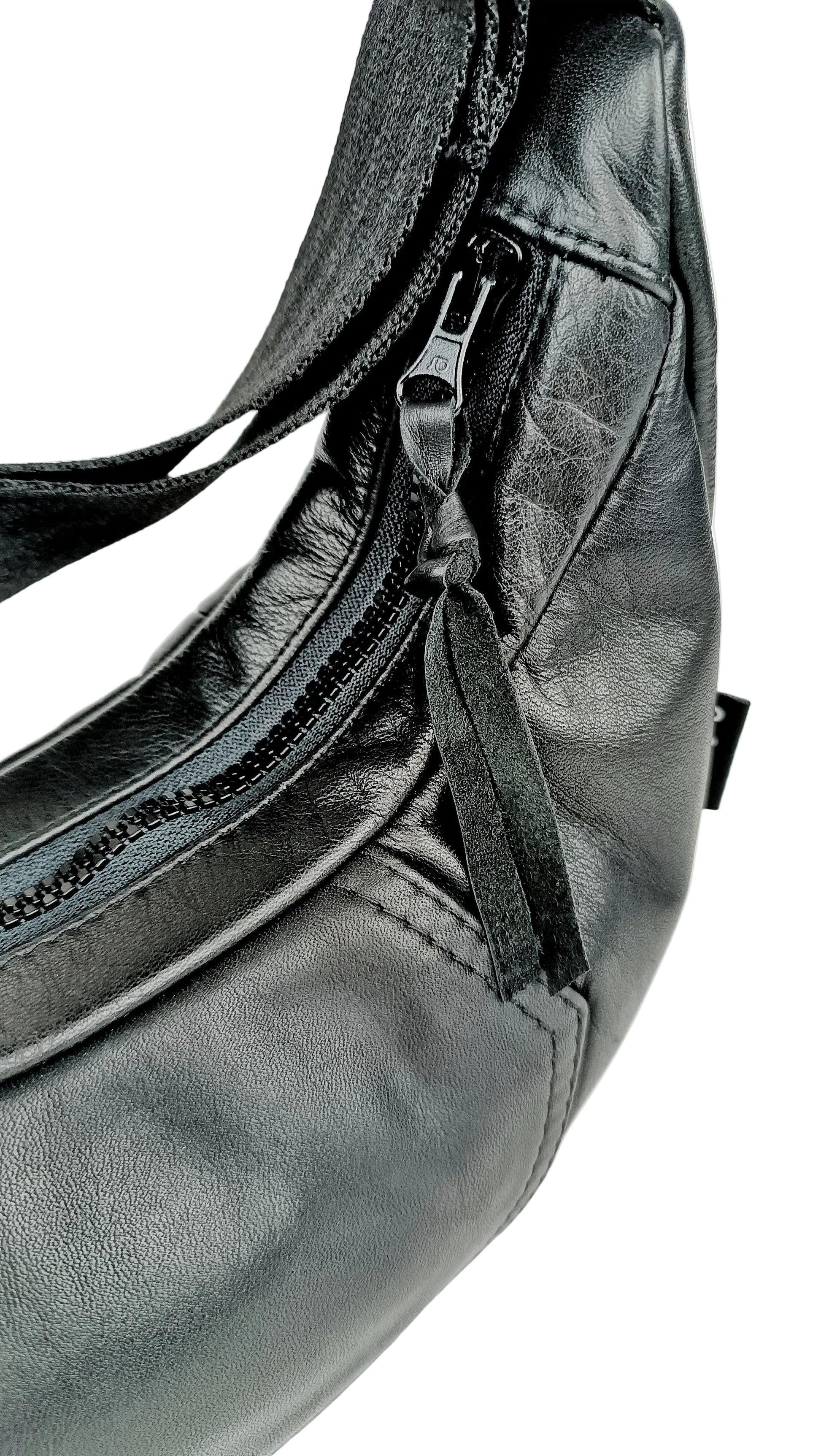 Detailansicht Reißverschluss schwarze Two-Way bag mit Nieten, handgemachtes Upcycling-Unikat von Wallawalla Berlin