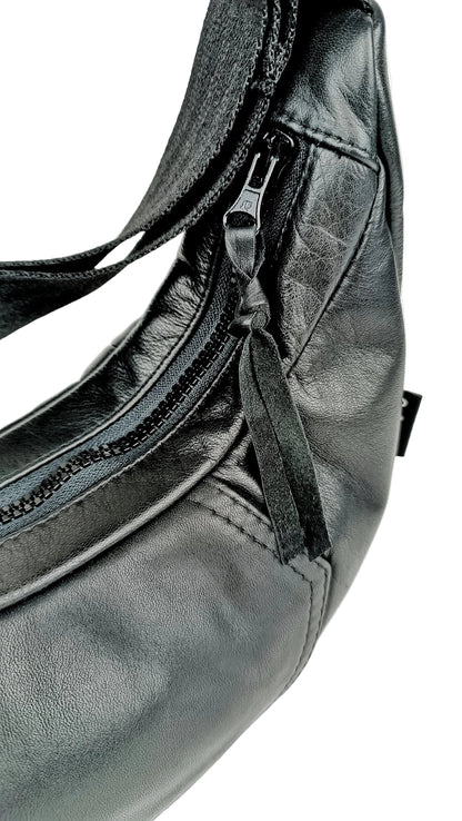 Detailansicht Reißverschluss schwarze Two-Way bag mit Nieten, handgemachtes Upcycling-Unikat von Wallawalla Berlin