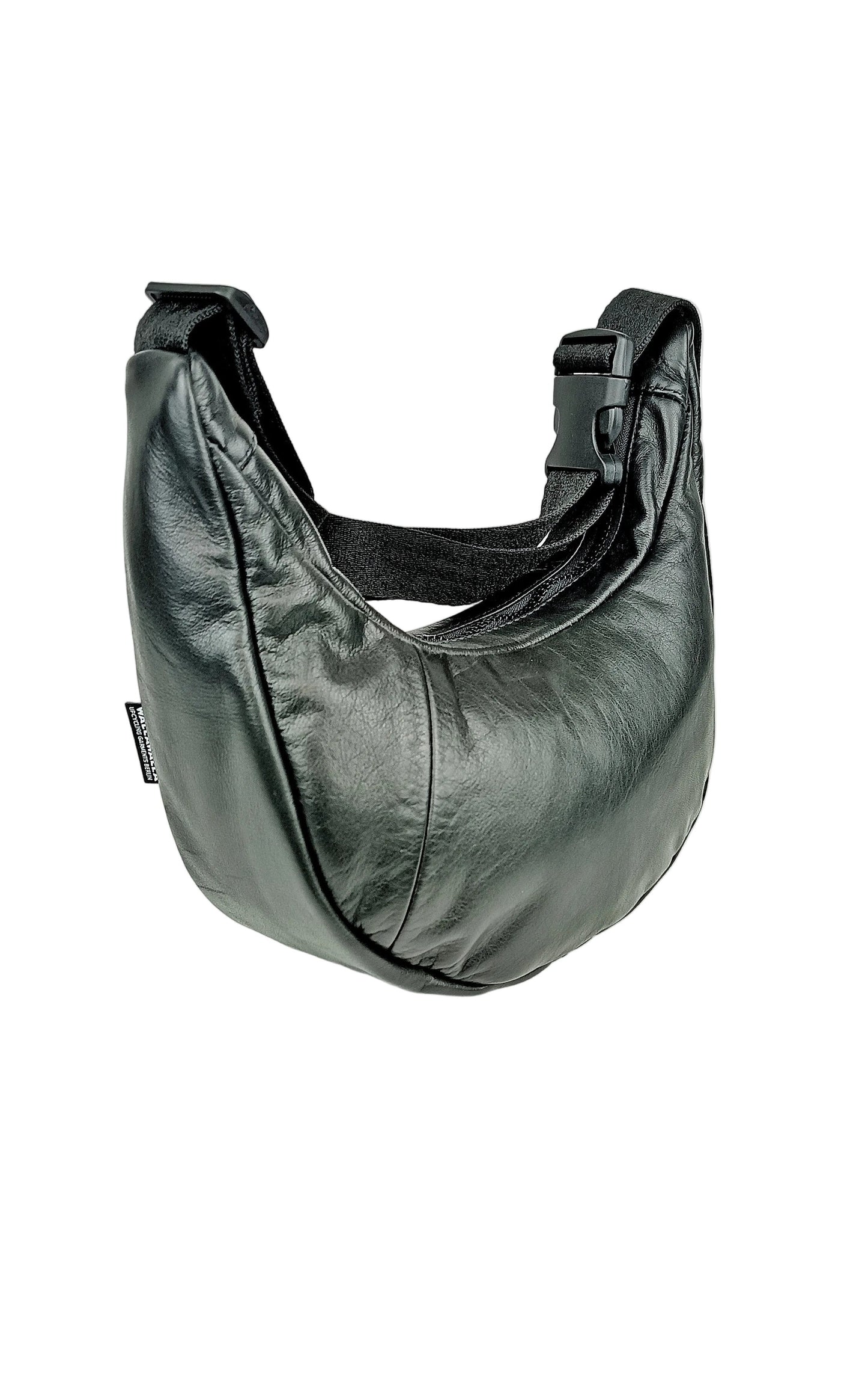 Rückenansicht schwarze Two-Way bag mit Nieten, handgemachtes Upcycling-Unikat von Wallawalla Berlin