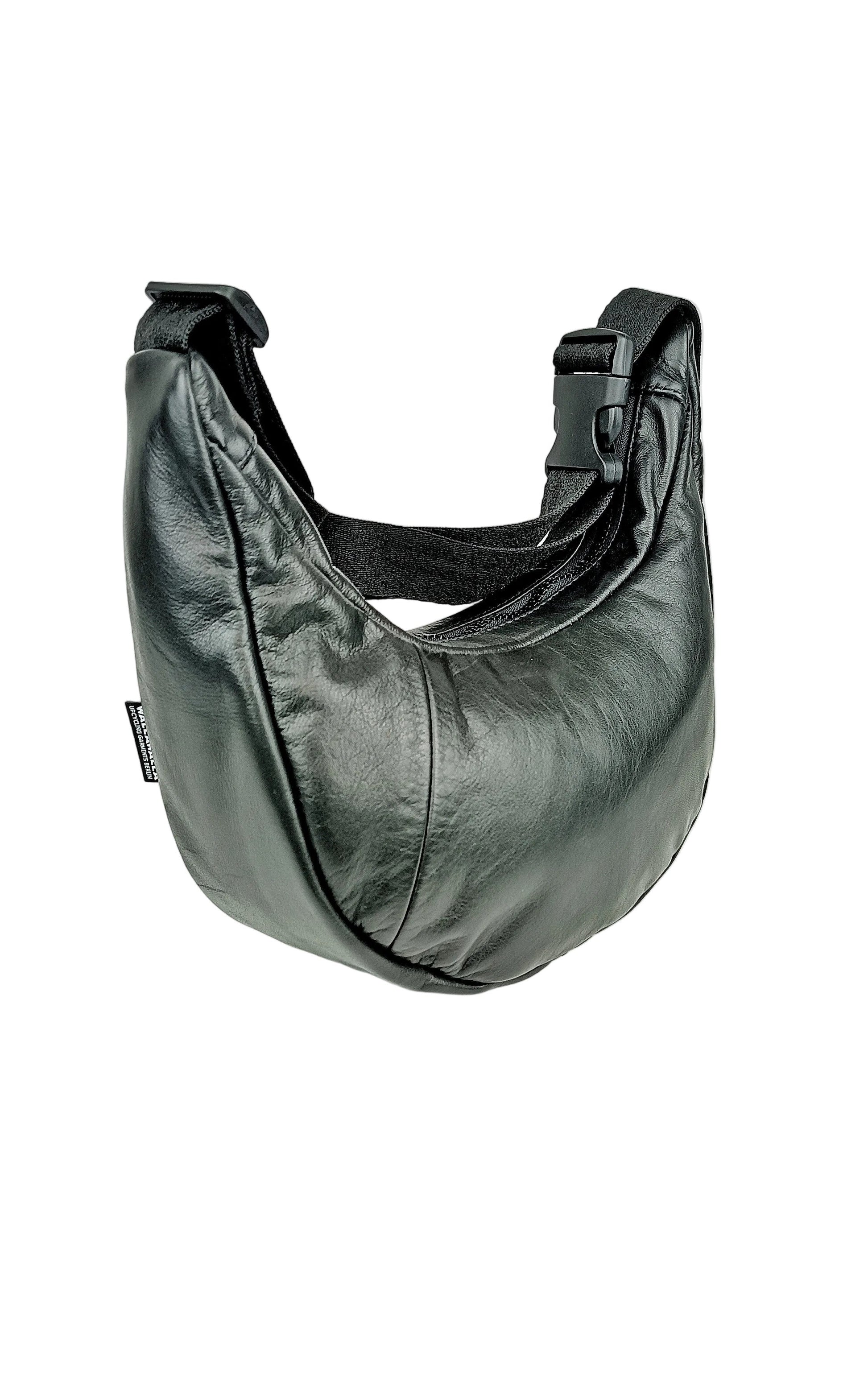 Rückenansicht schwarze Two-Way bag mit Nieten, handgemachtes Upcycling-Unikat von Wallawalla Berlin