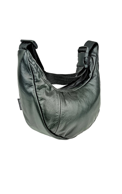 Rückenansicht schwarze Two-Way bag mit Nieten, handgemachtes Upcycling-Unikat von Wallawalla Berlin