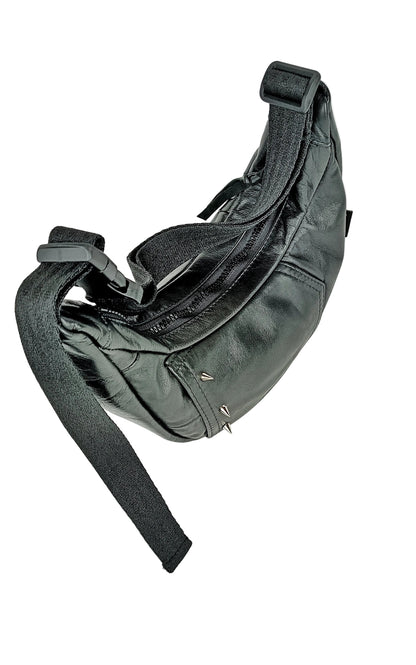 Draufsicht schwarze Two-Way bag mit Nieten, handgemachtes Upcycling-Unikat von Wallawalla Berlin