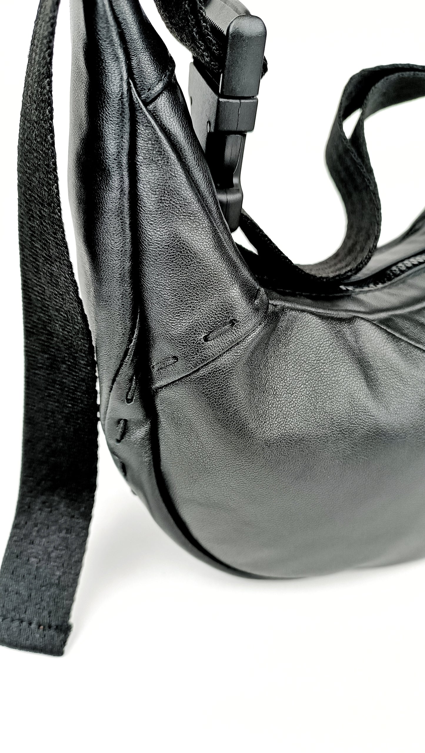Detailansicht Schwarze Two-Way Bag Glattleder mit Stickerei  handgemachtes Upcycling-Unikat von Wallawalla 
