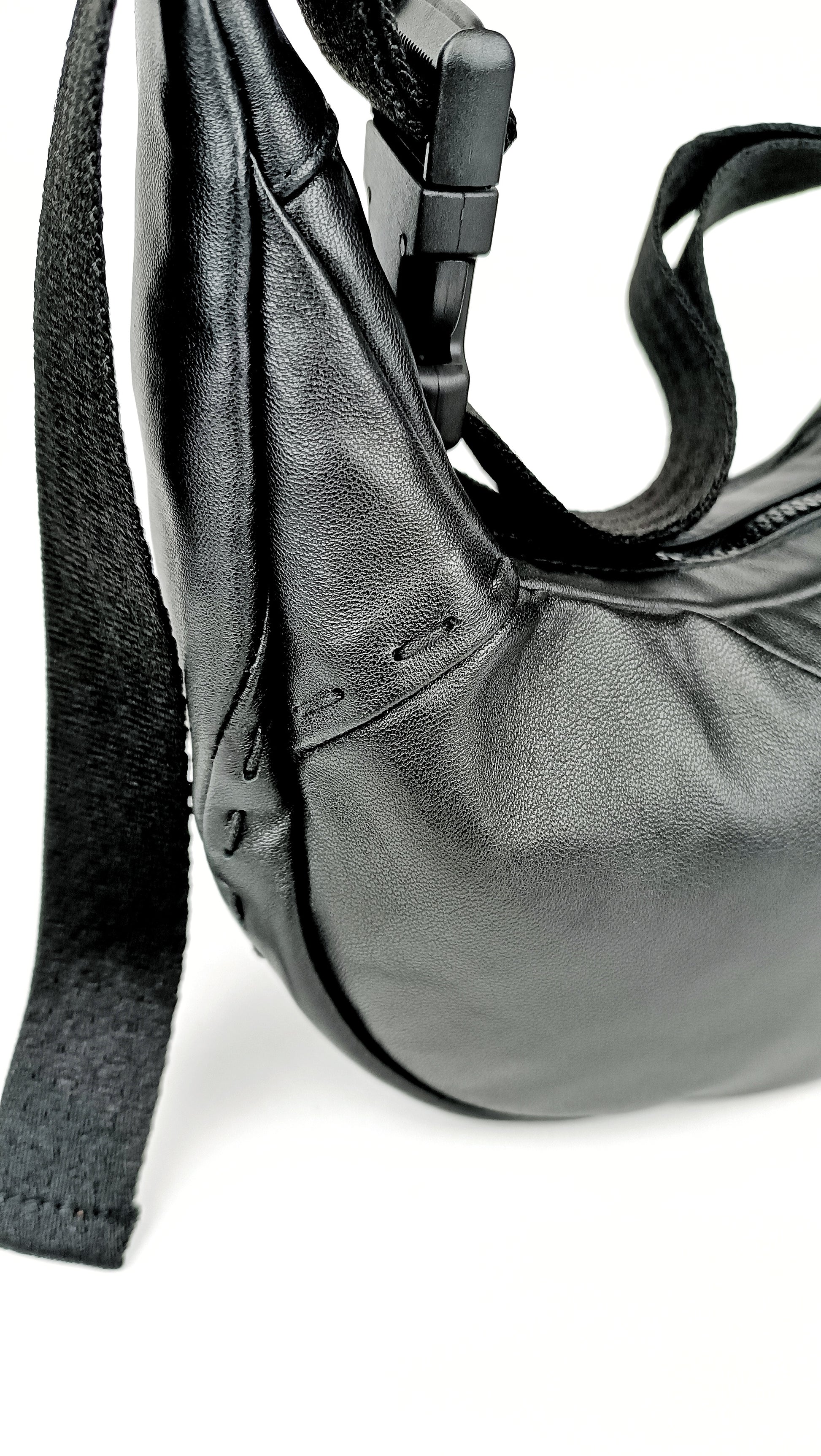 Detailansicht Schwarze Two-Way Bag Glattleder mit Stickerei  handgemachtes Upcycling-Unikat von Wallawalla 