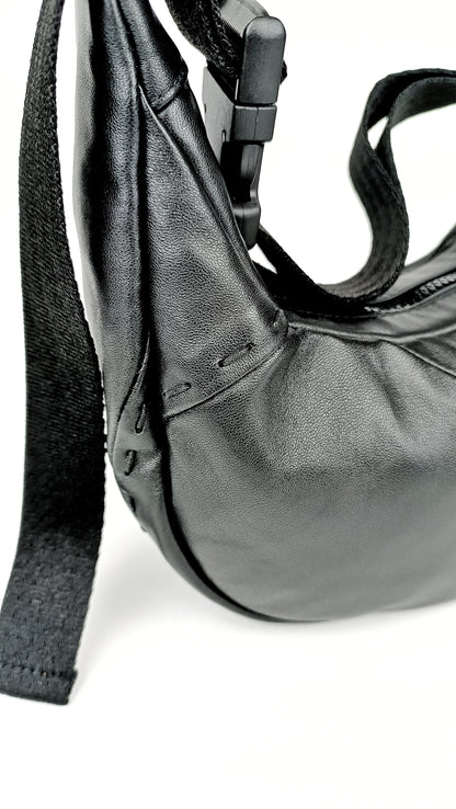 Detailansicht Schwarze Two-Way Bag Glattleder mit Stickerei  handgemachtes Upcycling-Unikat von Wallawalla 